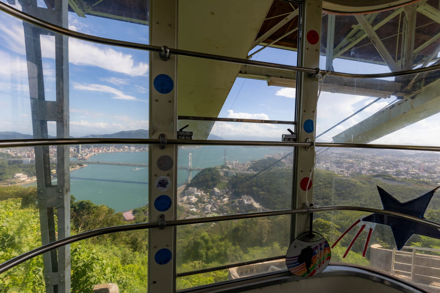 山口県の絶景めぐり〜上から関門海峡を見下ろすとどんな景色？〜火の山ロープウェイ駅の屋上から〜 うべの石ころ